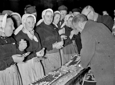 167856 Afbeelding van president-directeur dr. ir. F.Q. den Hollander van de N.S. tijdens het aansnijden van een ...